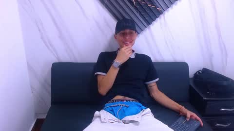 Snapshot of james_bronow_ chatting on 01-12-26, 06:13 James online show from 01-12-26, 06:13