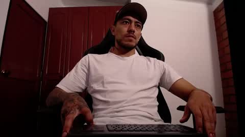 Snapshot of jasson_king01 chatting on 06-02-26, 01:02 JKing online show from 06-02-26, 01:02