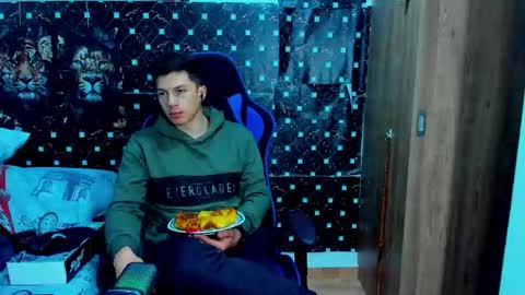 Snapshot of javiersexymann chatting on 12-17-25, 12:38 Javier online show from 12-17-25, 12:38