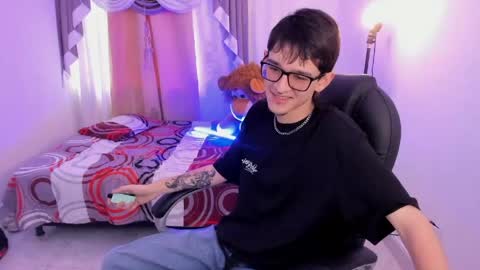 Snapshot of jaxvance_boy chatting on 05-30-26, 02:47 Jaxvance online show from 05-30-26, 02:47