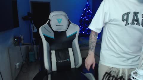 Snapshot of jayce_icestone chatting on 12-29-24, 08:11 Jayce online show from 12-29-24, 08:11