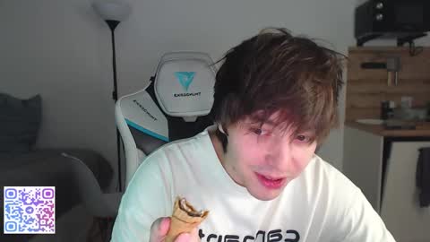 Snapshot of jayce_icestone chatting on 10-07-25, 07:11 Jayce online show from 10-07-25, 07:11