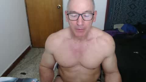 Snapshot of jefmuscletw chatting on 09-18-25, 03:52 brayam online show from 09-18-25, 03:52