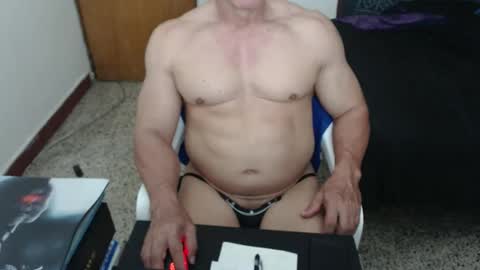 Snapshot of jefmuscletw chatting on 10-05-25, 01:31 brayam online show from 10-05-25, 01:31