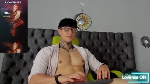 Snapshot of jeins_carter chatting on 01-29-25, 01:38 JC online show from 01-29-25, 01:38