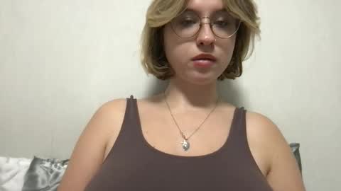 Snapshot of jelly_gum chatting on 09-26-25, 03:38 Inna online show from 09-26-25, 03:38