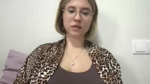 Snapshot of jelly_gum chatting on 10-16-25, 06:36 Inna online show from 10-16-25, 06:36