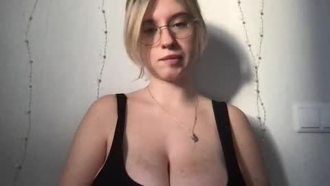 Snapshot of jelly_gum chatting on 12-16-25, 08:30 Inna online show from 12-16-25, 08:30