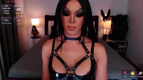 Snapshot of jenifers_body chatting on 10-28-25, 06:54 Queen Jenifer online show from 10-28-25, 06:54