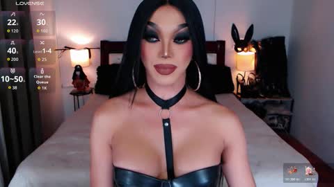 Snapshot of jenifers_body chatting on 12-15-25, 04:06 Queen Jenifer online show from 12-15-25, 04:06