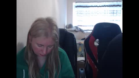 JenisAndPeter online show from 04-21-26, 05:25