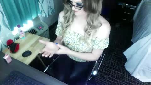 Snapshot of jennacd4life chatting on 01-28-25, 05:56 Jenna Cross online show from 01-28-25, 05:56