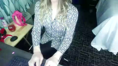 Snapshot of jennacd4life chatting on 02-16-25, 09:27 Jenna Cross online show from 02-16-25, 09:27