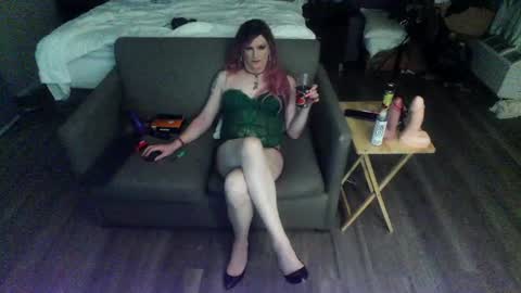 Snapshot of jennacd4life chatting on 06-25-26, 05:12 Jenna Cross online show from 06-25-26, 05:12