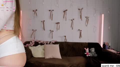 Snapshot of jenniekitty chatting on 09-23-25, 02:03 Jennie online show from 09-23-25, 02:03