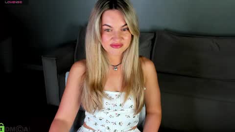 Snapshot of jennifer_perezz chatting on 06-22-26, 05:10 Jennifer Perezz online show from 06-22-26, 05:10