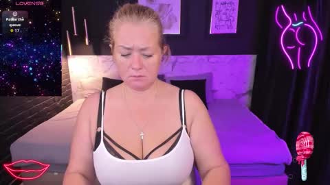 Jennifer online show from 10-31-25, 04:02