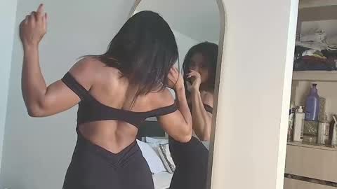 Snapshot of jennmullatta_ chatting on 11-18-25, 06:45 Jenn online show from 11-18-25, 06:45