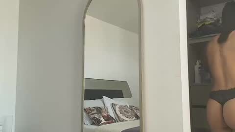 Snapshot of jennmullatta_ chatting on 11-21-25, 06:39 Jenn online show from 11-21-25, 06:39