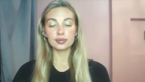 Snapshot of jennyjansen chatting on 07-26-26, 11:00 The Flower Power Models online show from 07-26-26, 11:00