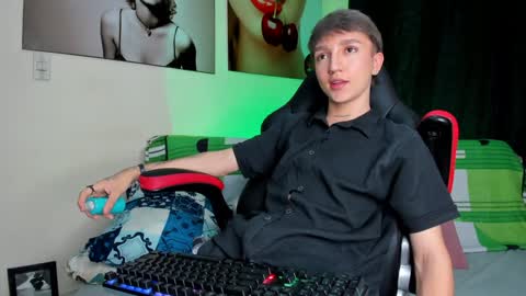 Snapshot of jeremy_salvatore_ chatting on 01-20-25, 06:21 jero independent model online show from 01-20-25, 06:21