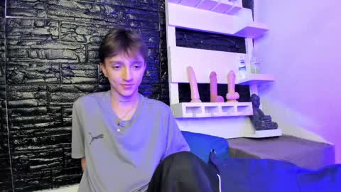 Snapshot of jeremy_salvatore_ chatting on 02-20-25, 06:17 jero independent model online show from 02-20-25, 06:17