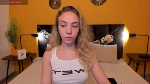 Snapshot of jessie_curlyy chatting on 09-22-25, 01:40 Jessie online show from 09-22-25, 01:40