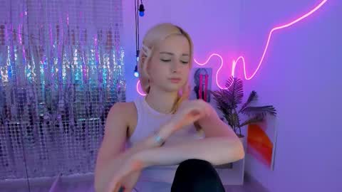 Snapshot of jessie_cuti chatting on 03-08-26, 01:59 Jessie online show from 03-08-26, 01:59