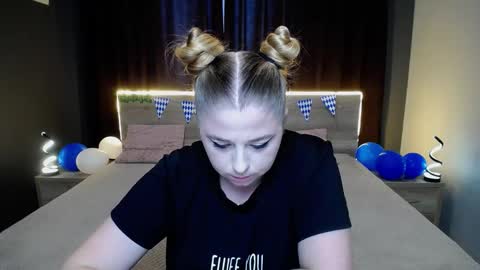 Snapshot of jessikadaniels chatting on 09-23-25, 07:00 Jess online show from 09-23-25, 07:00