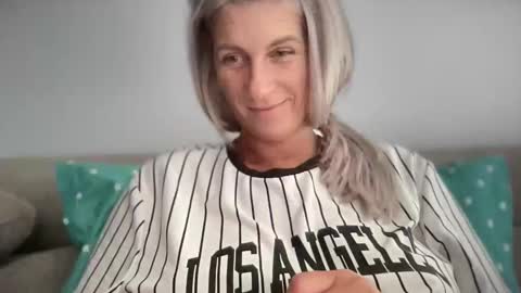 Snapshot of jessye_vega chatting on 10-10-25, 09:19 Jessye online show from 10-10-25, 09:19