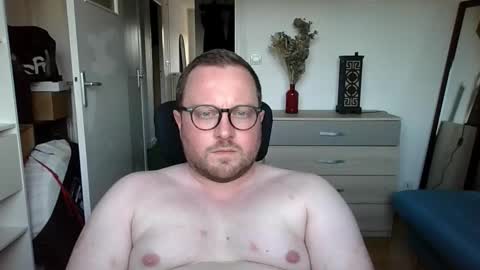 Snapshot of jeuneloup92 chatting on 09-08-25, 05:56 jeuneloup92 online show from 09-08-25, 05:56