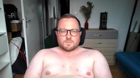 Snapshot of jeuneloup92 chatting on 09-09-25, 05:01 jeuneloup92 online show from 09-09-25, 05:01