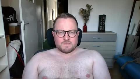 Snapshot of jeuneloup92 chatting on 09-25-25, 04:21 jeuneloup92 online show from 09-25-25, 04:21