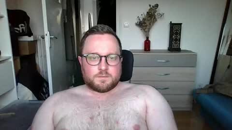 Snapshot of jeuneloup92 chatting on 03-04-26, 05:41 jeuneloup92 online show from 03-04-26, 05:41