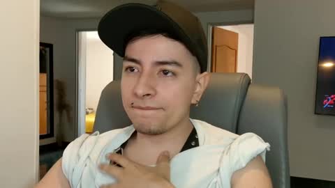 Snapshot of jhoan_saenz chatting on 09-23-25, 03:48 Jhoan Saenz online show from 09-23-25, 03:48
