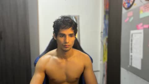 Snapshot of jhon_2000s chatting on 11-23-25, 05:02 jhon online show from 11-23-25, 05:02