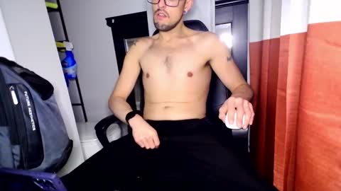 Snapshot of jhp_kinky_2000 chatting on 01-06-25, 08:03 kinky party boy online show from 01-06-25, 08:03