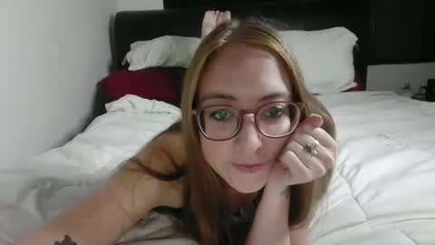 Snapshot of jilliangiselle chatting on 05-15-26, 04:30 jilliangiselle online show from 05-15-26, 04:30