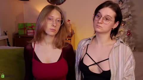 Snapshot of jitoon_exe chatting on 12-19-24, 03:52 Hey Guys We are Julia ginger Tina brunette online show from 12-19-24, 03:52