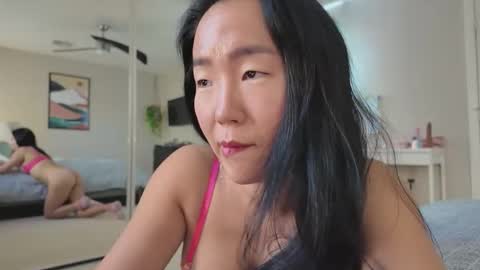 Snapshot of jiwon4u chatting on 12-13-25, 10:37 Jiwon online show from 12-13-25, 10:37