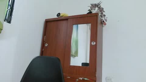 Snapshot of johan_kitten chatting on 05-31-26, 06:42 johan online show from 05-31-26, 06:42