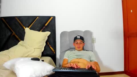 john_hot690 online show from 04-06-26, 04:46