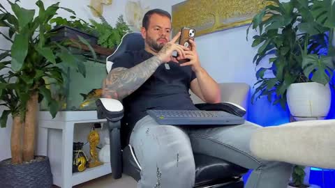 Snapshot of johnnygrayson_ chatting on 05-10-26, 01:22 JOHNNY online show from 05-10-26, 01:22