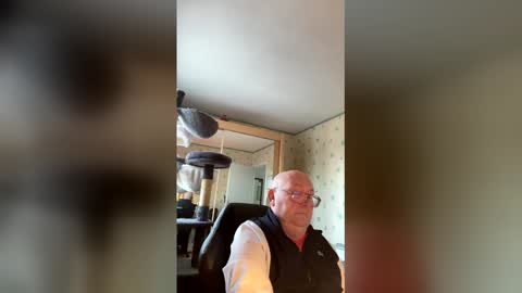 Snapshot of jojo60000529566 chatting on 12-17-25, 03:18 jojo60000529566 online show from 12-17-25, 03:18