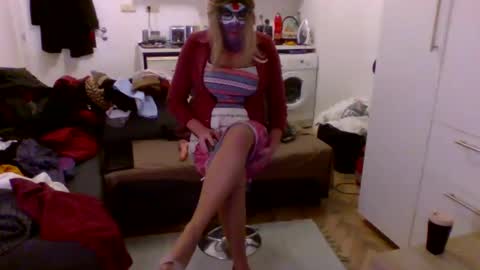 Snapshot of jolanci chatting on 11-17-25, 01:44 Silvania online show from 11-17-25, 01:44
