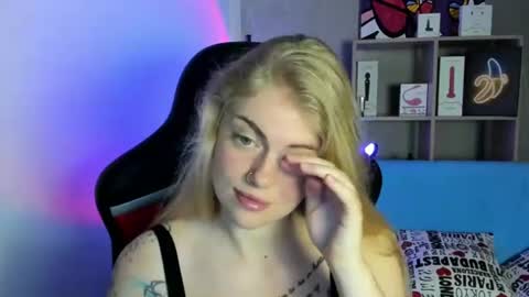 Snapshot of jolly_doll_ chatting on 06-23-26, 02:42 Jolly online show from 06-23-26, 02:42