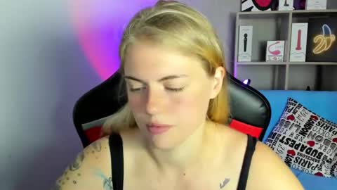 Snapshot of jolly_doll_ chatting on 06-30-26, 04:02 Jolly online show from 06-30-26, 04:02