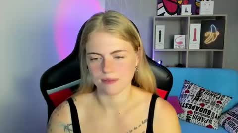 Snapshot of jolly_doll_ chatting on 07-16-26, 02:39 Jolly online show from 07-16-26, 02:39