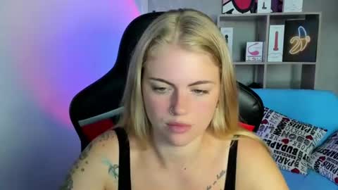 Snapshot of jolly_doll_ chatting on 07-17-26, 03:24 Jolly online show from 07-17-26, 03:24