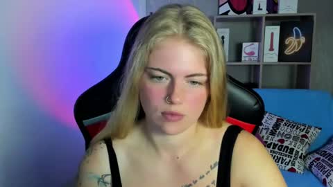 Snapshot of jolly_doll_ chatting on 07-18-26, 02:49 Jolly online show from 07-18-26, 02:49